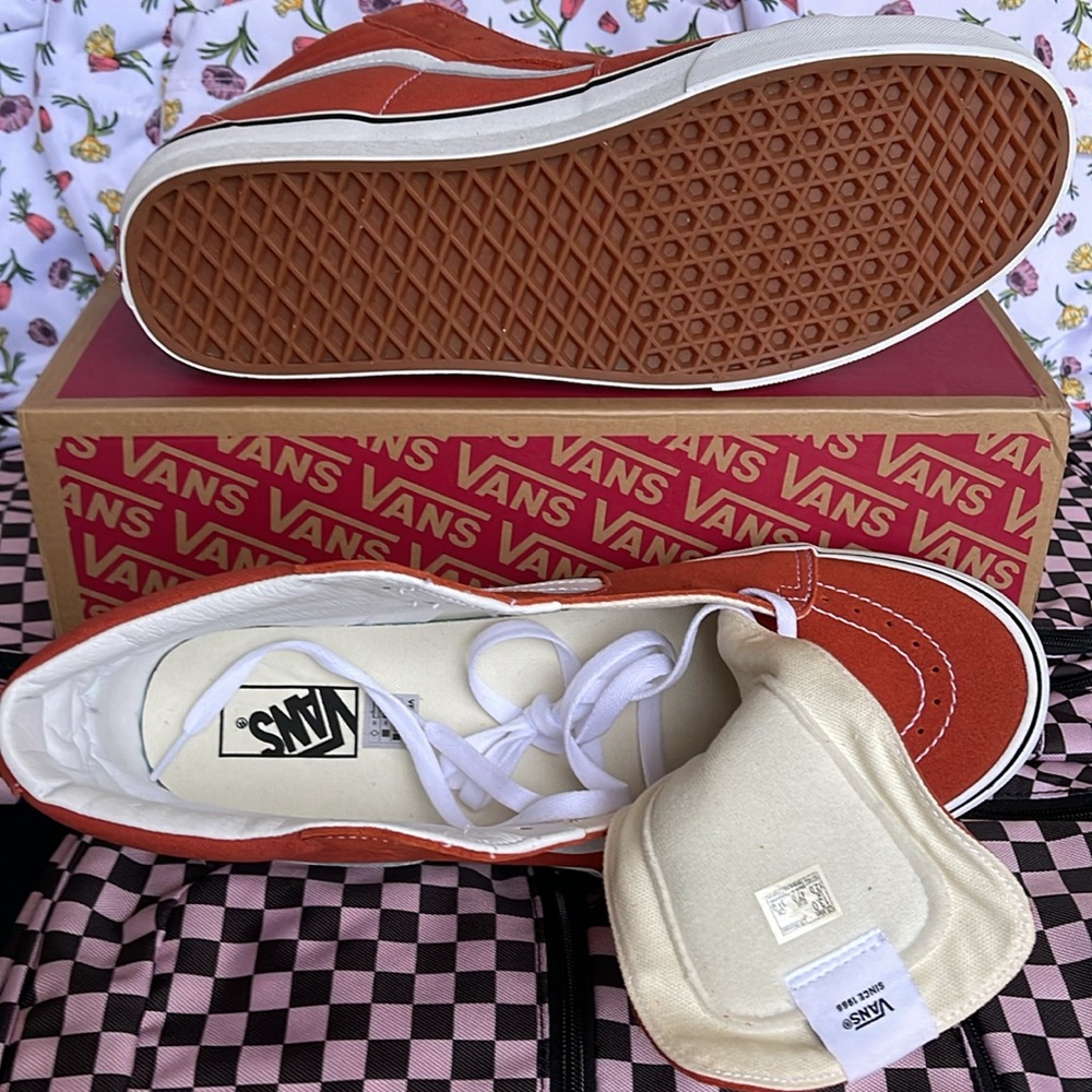 Vans WMNS Sk8-Hi
Color Theory Burnt Ochre
VN0005U9GWP
Sneakers - Picture 4 of 16